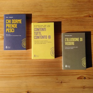 i libri della collana Spirali su un tavolo di legno